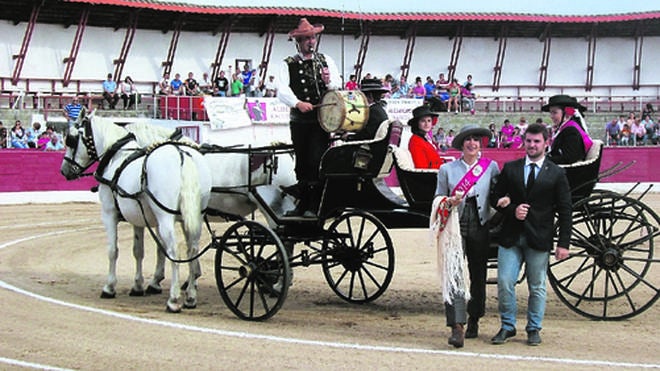 Las damas y la reina dieron una vuelta al ruedo en compañía de El Mariquelo.