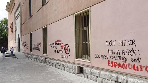 Pintadas fascistas y antifascistas en la fachada de la Biblioteca de San Nicolás, en la plaza de La Trinidad. 
