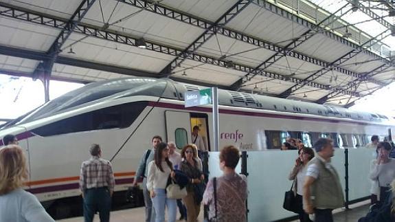 Tren Avant que llegó este miércoles con retraso a Valladolid a causa de una avería eléctrica. J. M.