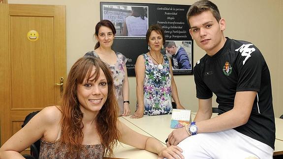 Cristina Ramos, Zaida García, Aurora Corona y Miguel Lozano, en la sede de Adsis.