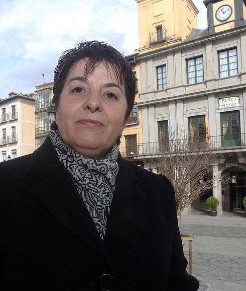 Clara Luquero, alcaldesa de Segovia, ante el Ayuntamiento. 