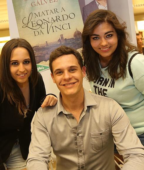 Christian Gálvez posa con dos lectoras durante una de las presentaciones de su libro 'Matar a Leonardo Da Vinci'.