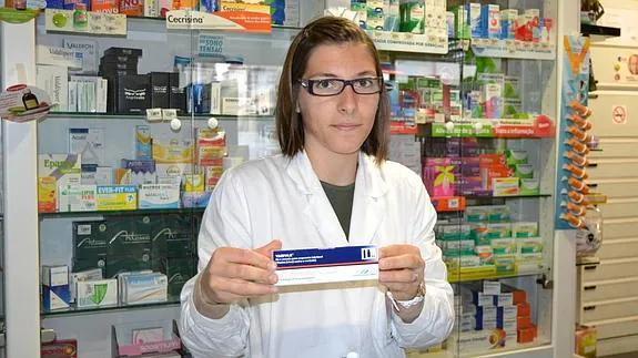 Carina Alves muestra la dosis de la vacuna que se vende en una farmacia portuguesa.