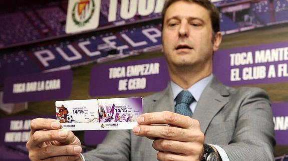 Suárez muestra los nuevos carnets para infantiles y para adultos. 