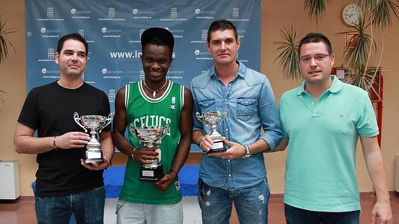 El concejal de Deportes, Javier Arranz, junto a los primeros clasificados de fútbol 7. 