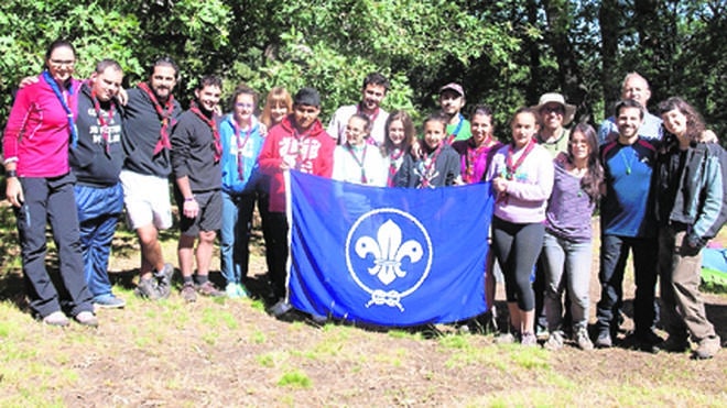 Los participantes, momentos antes de despedirse, junto al diputado de Juventud. 