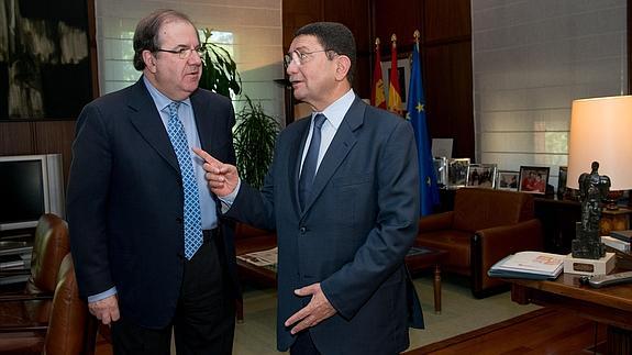 El presidente de la Junta, Juan Vicente Herrera con el secretario general de la OMT, Taleb Rifai. EL NORTE