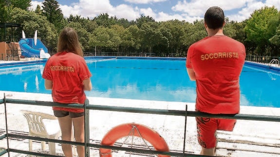 Los socorristas aguardan ayer a los bañistas en las piscinas del Monte El Viejo. 