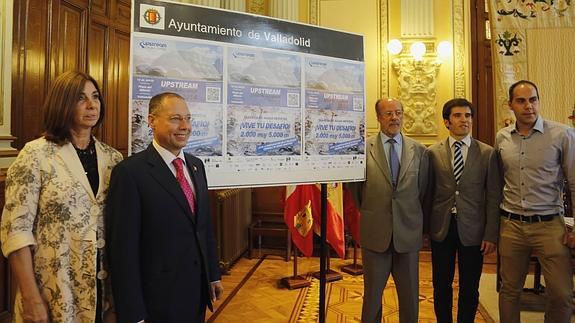 Elena Mena Alfredo Blanco, Javier León de la Riva, Alfonso Lahuerta y Ricardo Barreda posan junto a un un cartel de la prueba. 