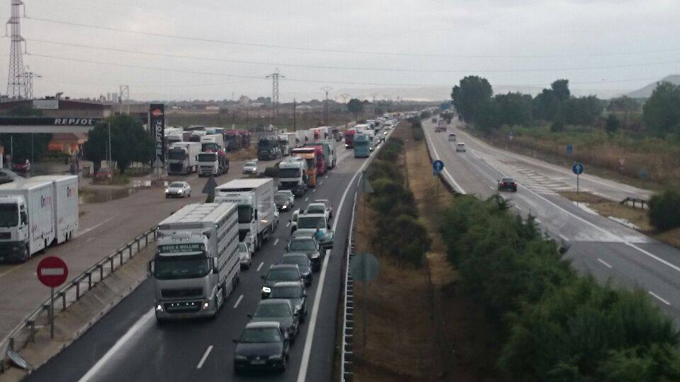 Camiones y coches se agolpan a la altura de Cigales a la espera de que se vuelva a abril el tráfico en dirección a Portugal.