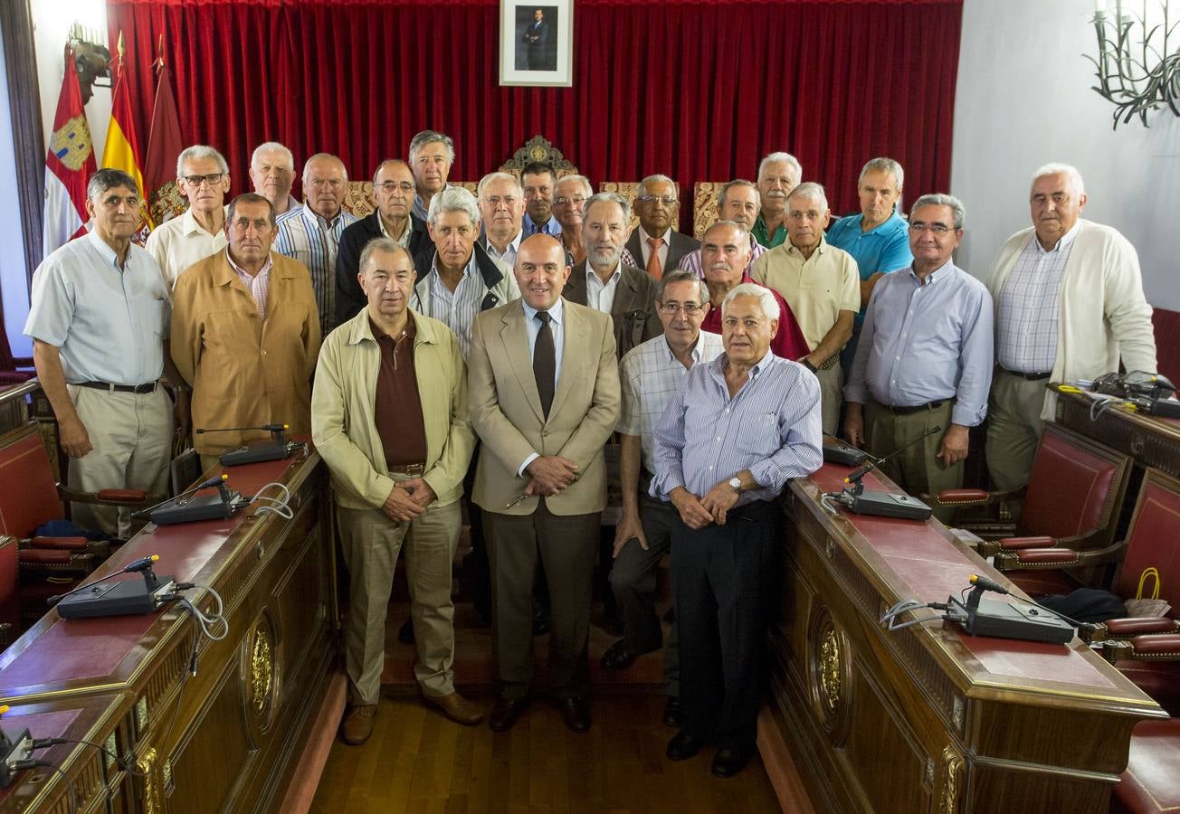 Jesús Julio Carnero, en el centro, con los miembros de la promoción del 64.