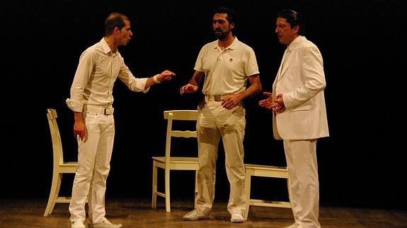 Manuel Requejo,  Vidal Rodríguez y Jesús Cirbián durante una escena de la obra. 