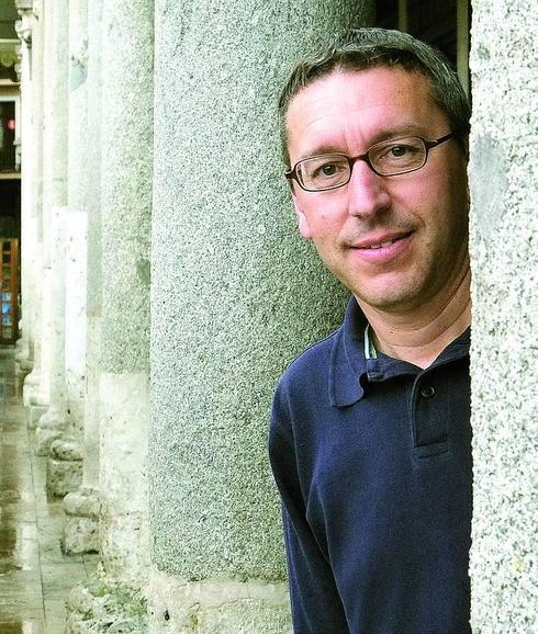 Pablo Andrés Escapa, ayer entre columnas de los soportales de la Plaza Mayor de Valladolid. 