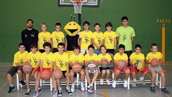 Foto de grupo de los monitores con todos los niños. 