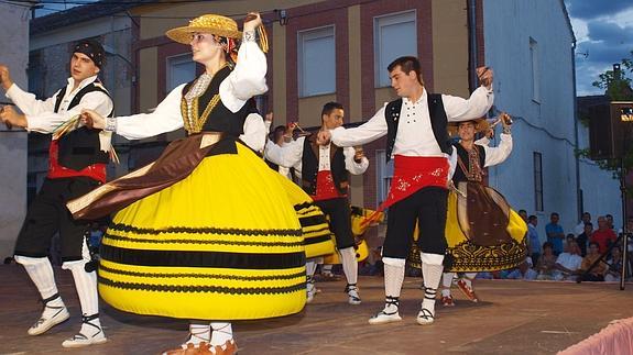 Folclore extremeño y castellano y leonés en el Festival del Ajo