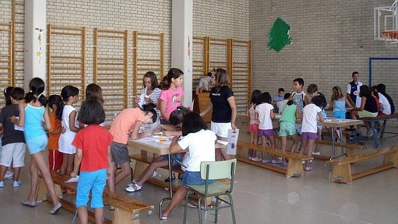 Alumnos en el colegio de Prádena, que es uno de los que se beneficiarán del convenio. 