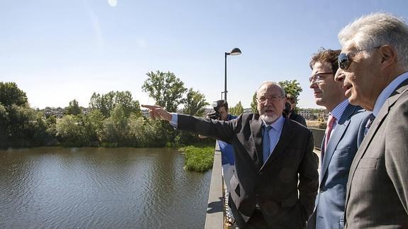 El presidente de la CHD, José Valín (izquierda), en un momento de su visita de este miércoles a Salamanca.
