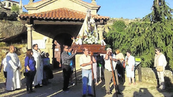 Los vecinos en procesión desde la ermita del Carmen. 