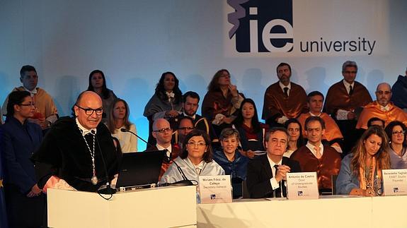 El presidente de la universidad privada, Santiago Iñiguez, durante su intervención. 