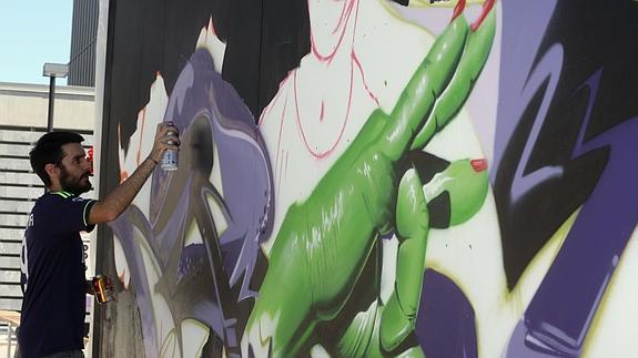 Un graffitero pinta en una de las zonas adaptadas del exterior del LAVA. 