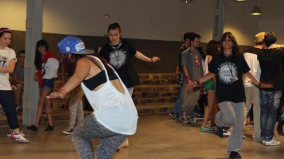 Algunos bailarines durante las batallas.