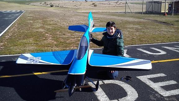 Daniel Rodríguez junto a su avión. 