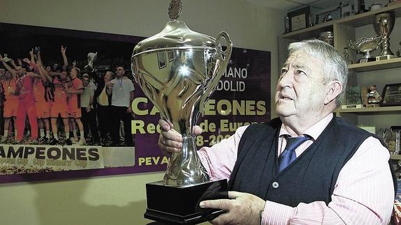 Dionisio Miguel Recio contempla el trofeo de la Recopa de Europa, el mayor éxito deportivo del club, logrado en 2009.