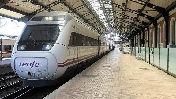 Tren Alvia en la estación del Campo Grande. A. QUINTERO