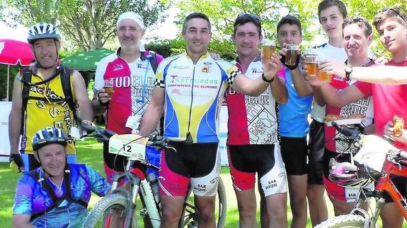 Un grupo de participantes brindan al finalizar la prueba. 