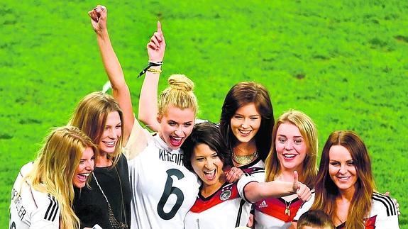 Las parejas de los jugadores de la Selección alemana en la celebración de la Copa del Mundo 