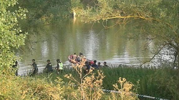 Los GEAS buscan el cuerpo del joven en el Duero. 