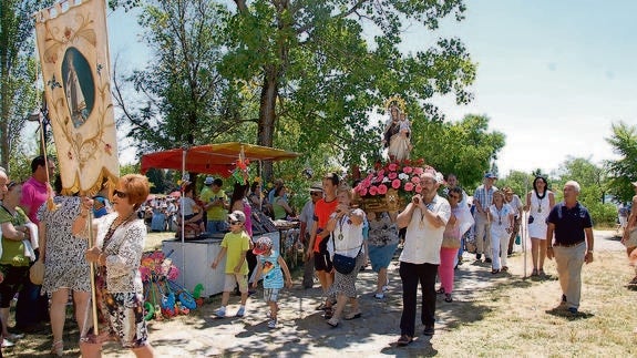Vecinos de Guardo portan a hombros la imagen de la Virgen del Carmen. 