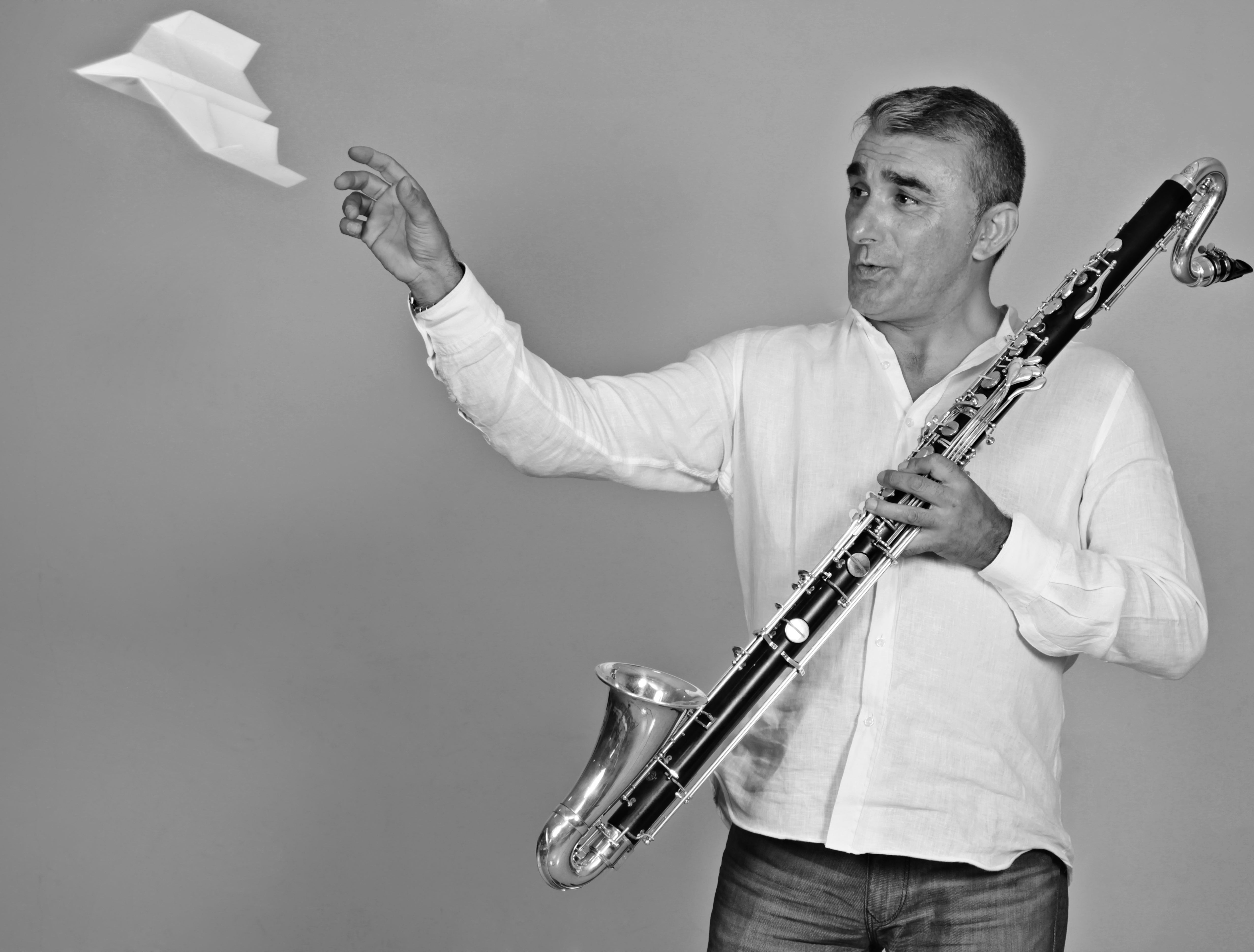 Julio lanza el avión y se queda con la música. Posa con un clarinete bajo que mide 140 cm, por eso se curva la parte superior e inferior. 