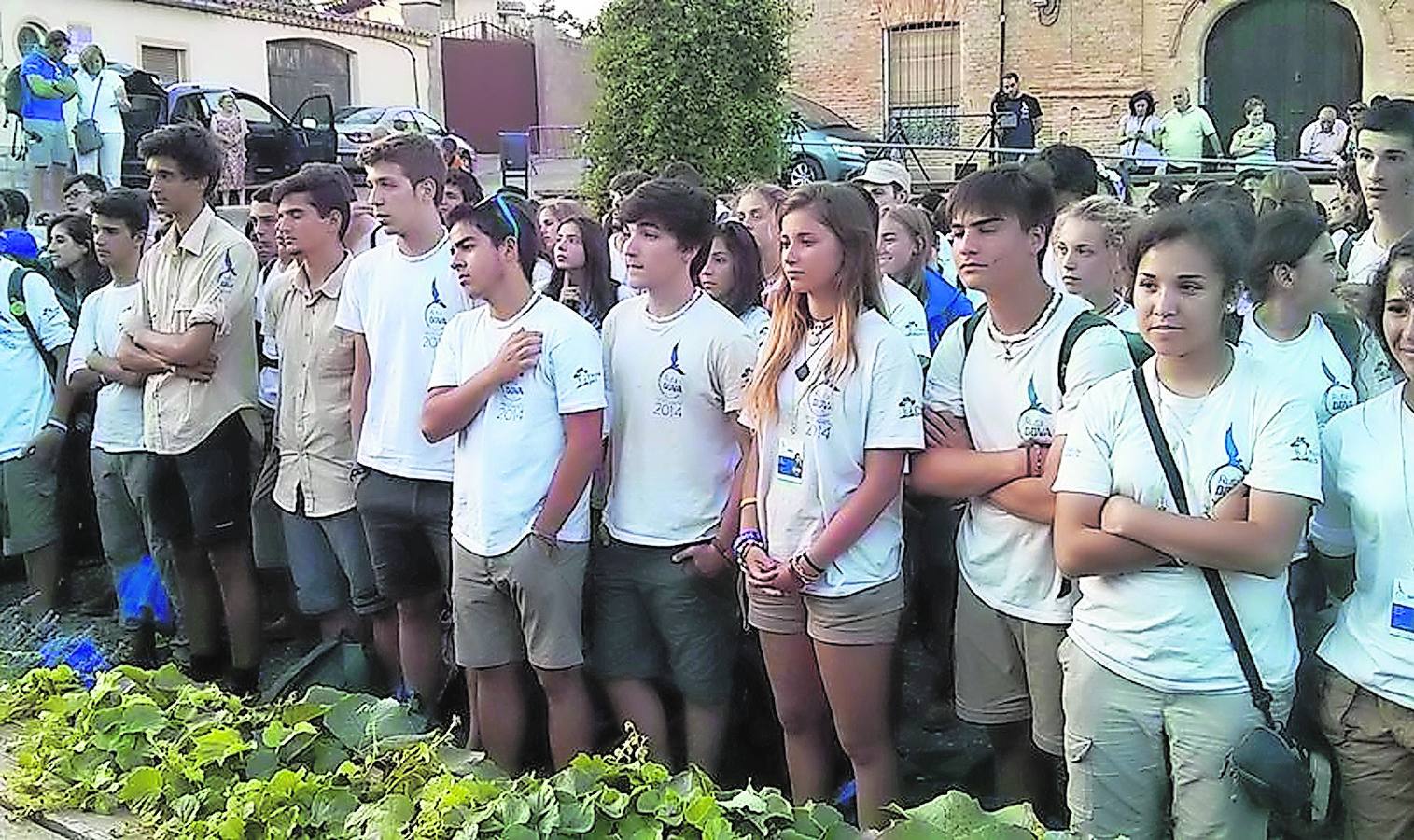 Los jóvenes escuchan la bienvenida del alcalde de Santervás. 