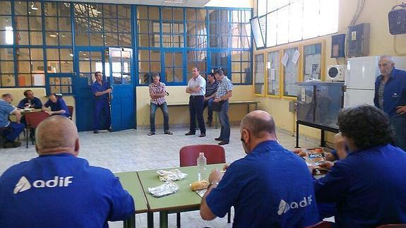 UGT pide a Adif que pare el traslado de 100 empleados para evitar la huelga