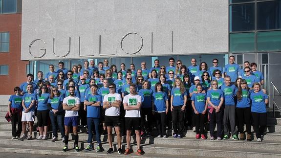 Trabajadores participantes del programa 'Personal Training', frente a las instalaciones de Gullón. 