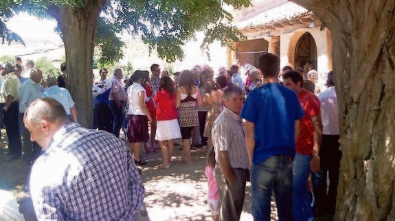 Los vecinos, ante el templo parroquial, en una edición anterior de las fiestas locales.