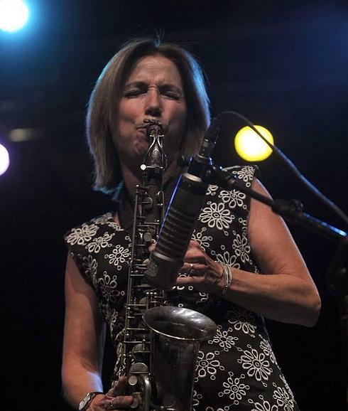 La saxofonista Sheila Cooper, durante su concierto en el Patio de San Benito. 