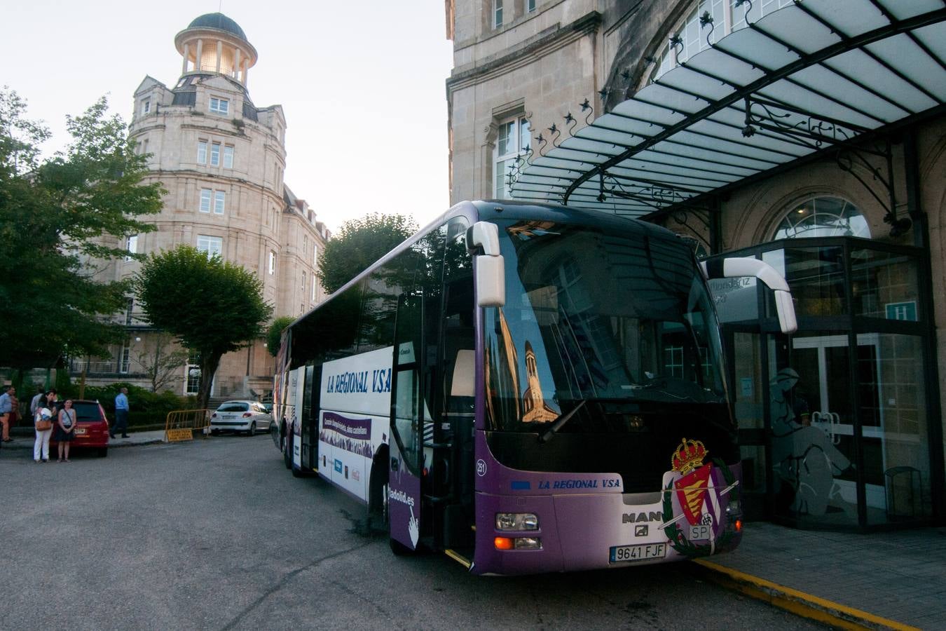 El autobús del Valladolid a las puertas del balneario. José Chazo