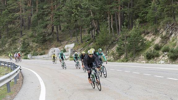 Los ciclistas durante uno de los descensos. 