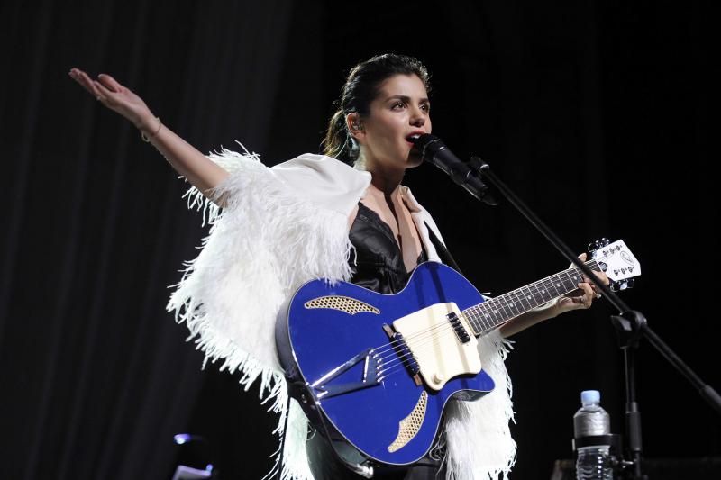 Katie Melua, con una desus guitarras en San Benito. 