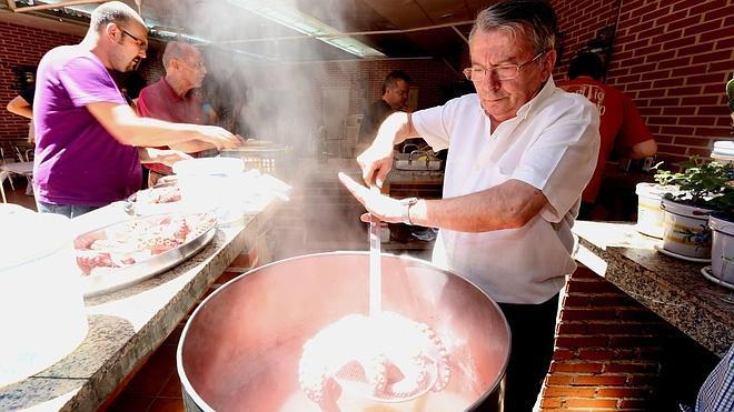 Juan Butrión cocinando el pulpo que se va a servir.