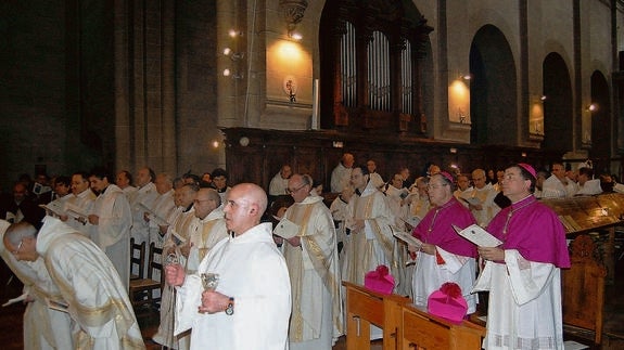 La iglesia de San Isidro, el día que tomó posesión el nuevo abad, con los monjes y los obispos de Palencia, Esteban Escudero, y auxiliar de Madrid, Juan Antonio Martínez Camino.