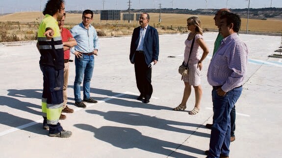 Representantes de las empresas adjudicatarias y del Ayuntamiento, en la visita al polígono. 