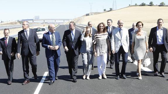 Las autoridades pasean por el tramo inaugurado hoy. 