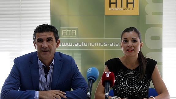 José Luis Perea y Soraya Mayo durante la presentación del informe. 