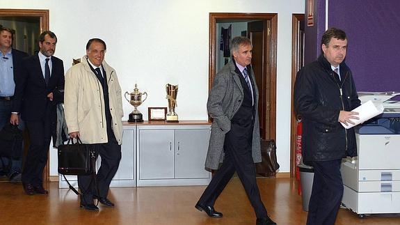 Los dos administradores concursales del Real Valladolid, Juan Barco y Ricardo Nieto, en las oficinas del estadio Zorrilla en 2011. 