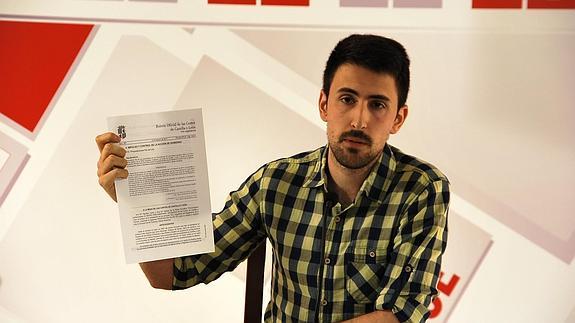 Álvaro Serrano, de Juventudes Socialistas, enseña un documento remitido a la Junta sobre el problema del transporte con Madrid.