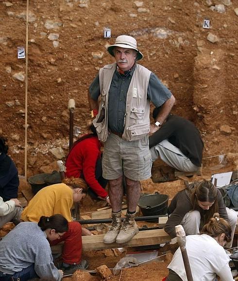Eudald Carbonell, coodirector del proyecto Atapuerca, posa rodeado de arqueólgos. 