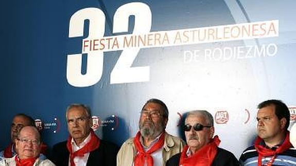 Alfonso Guerra y Cándido Méndez, entre otros participantes, en la última fiesta minera celebrada en Rodiezmo..